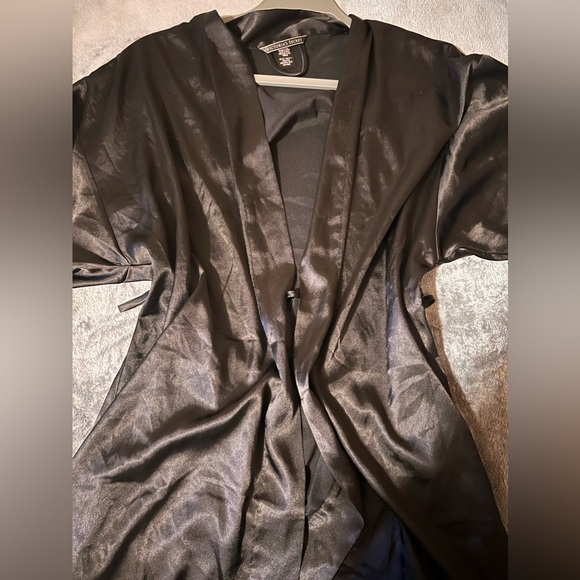 Victoria’s Secret black silky like robe size xs / small - Picture 2 of 5